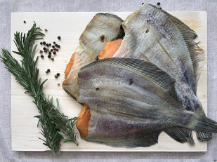 Семга чипсы: Камбала камчатская вяленая с икрой